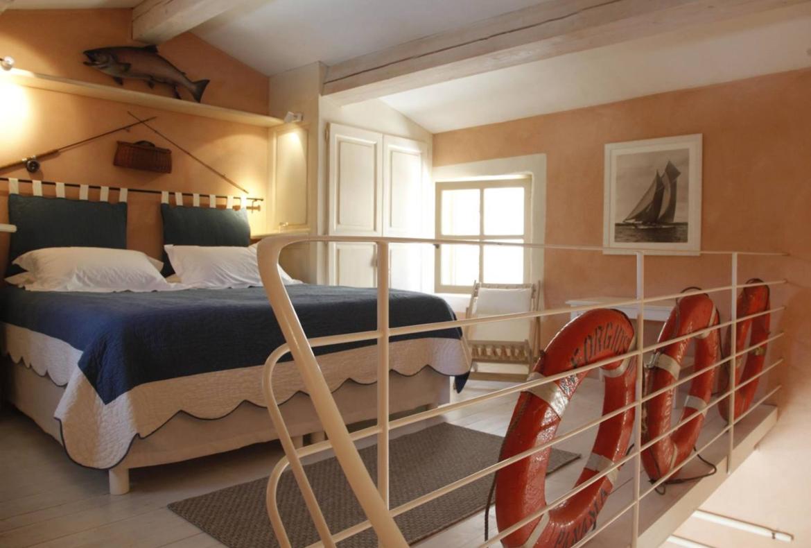 Luxury 7 bedroom holiday villa with private pool in Provence France (PV1640-2)