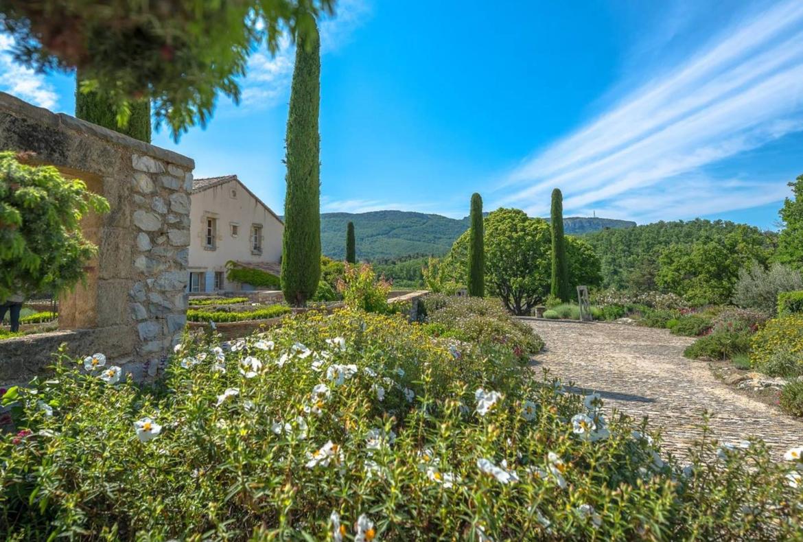 Luxury 7 bedroom holiday villa with private pool in Provence France (PV1640-2)