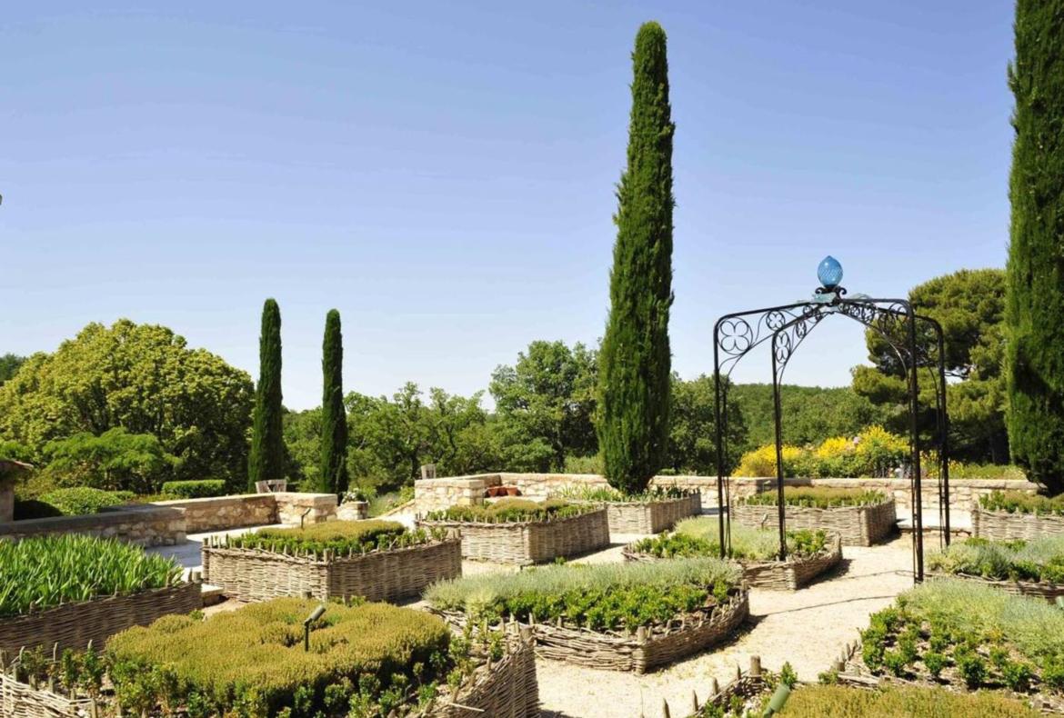 Luxury 7 bedroom holiday villa with private pool in Provence France (PV1640-2)