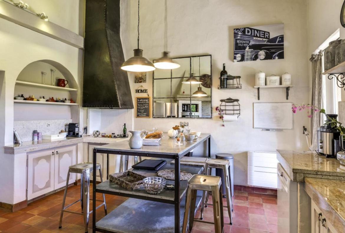 Luxury 8 bedroom holiday villa with private pool in Provence France (PV1836-2)