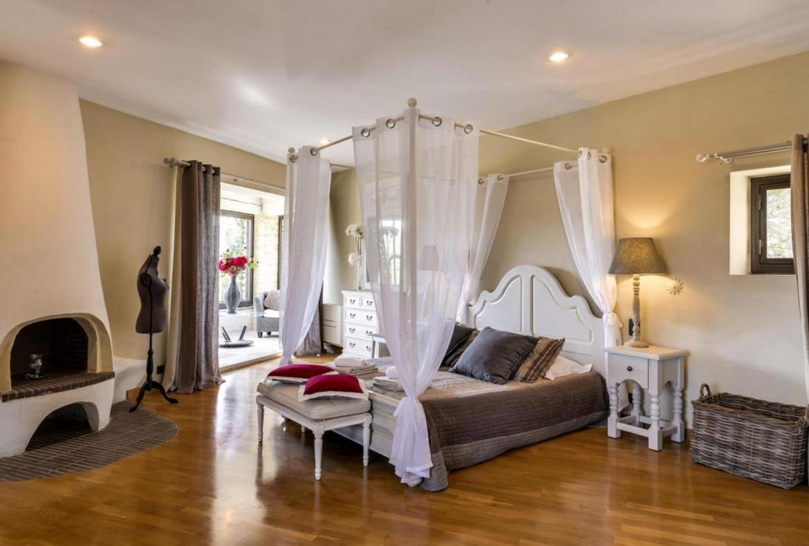Luxury 8 bedroom holiday villa with private pool in Provence France (PV1836-2)