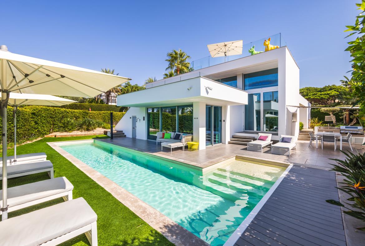 Luxury 4 bedroom holiday villa with private pool in Algarve Portugal (PV1855-2)