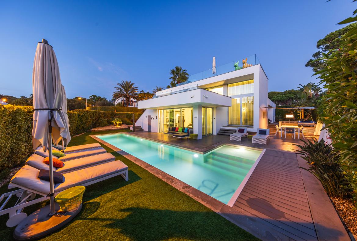 Luxury 4 bedroom holiday villa with private pool in Algarve Portugal (PV1855-2)