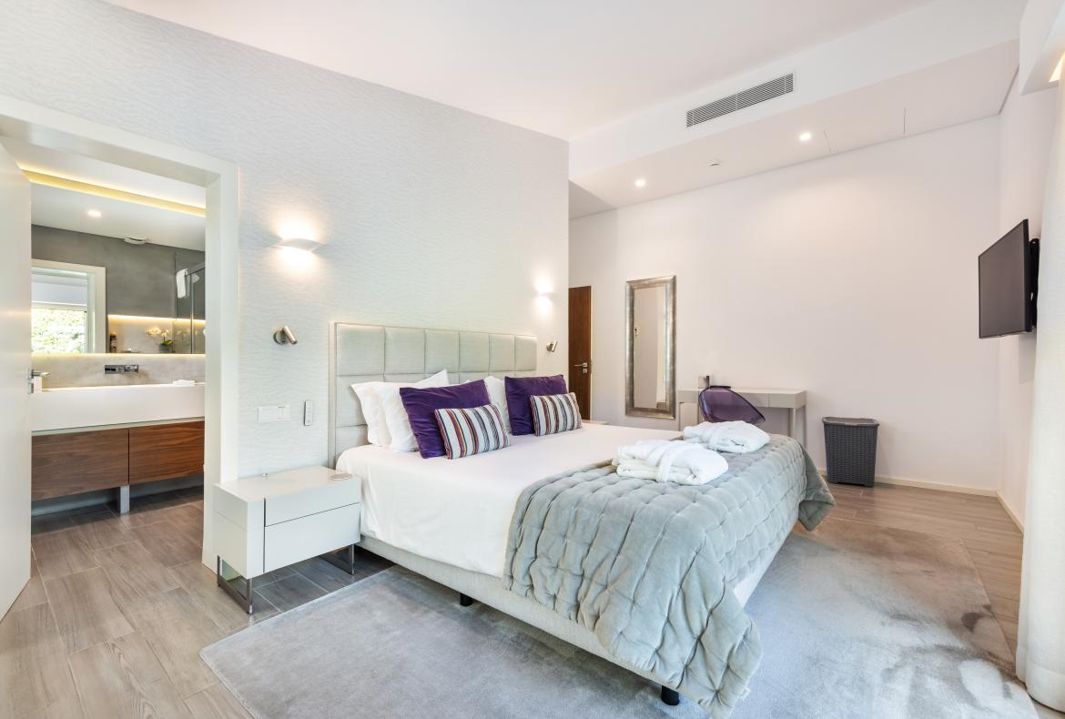 Luxury 4 bedroom holiday villa with private pool in Algarve Portugal (PV1855-2)