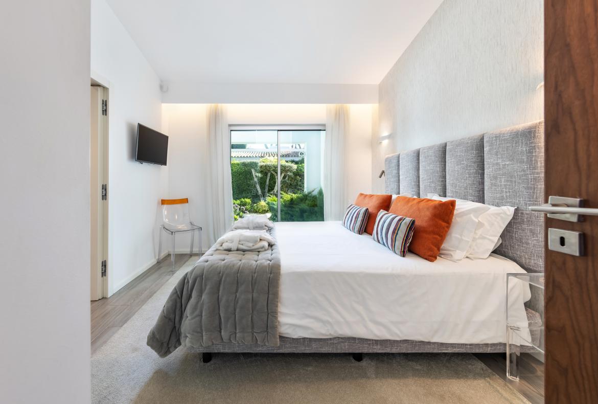Luxury 4 bedroom holiday villa with private pool in Algarve Portugal (PV1855-2)