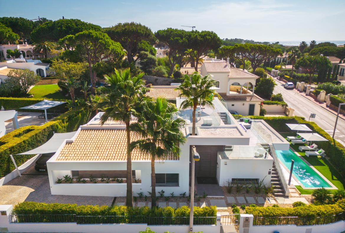 Luxury 4 bedroom holiday villa with private pool in Algarve Portugal (PV1855-2)