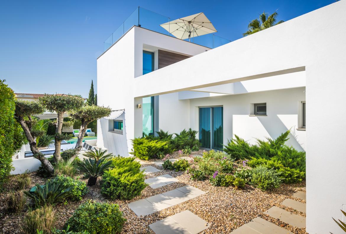 Luxury 4 bedroom holiday villa with private pool in Algarve Portugal (PV1855-2)