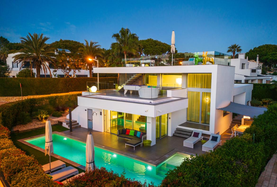 Luxury 4 bedroom holiday villa with private pool in Algarve Portugal (PV1855-2)