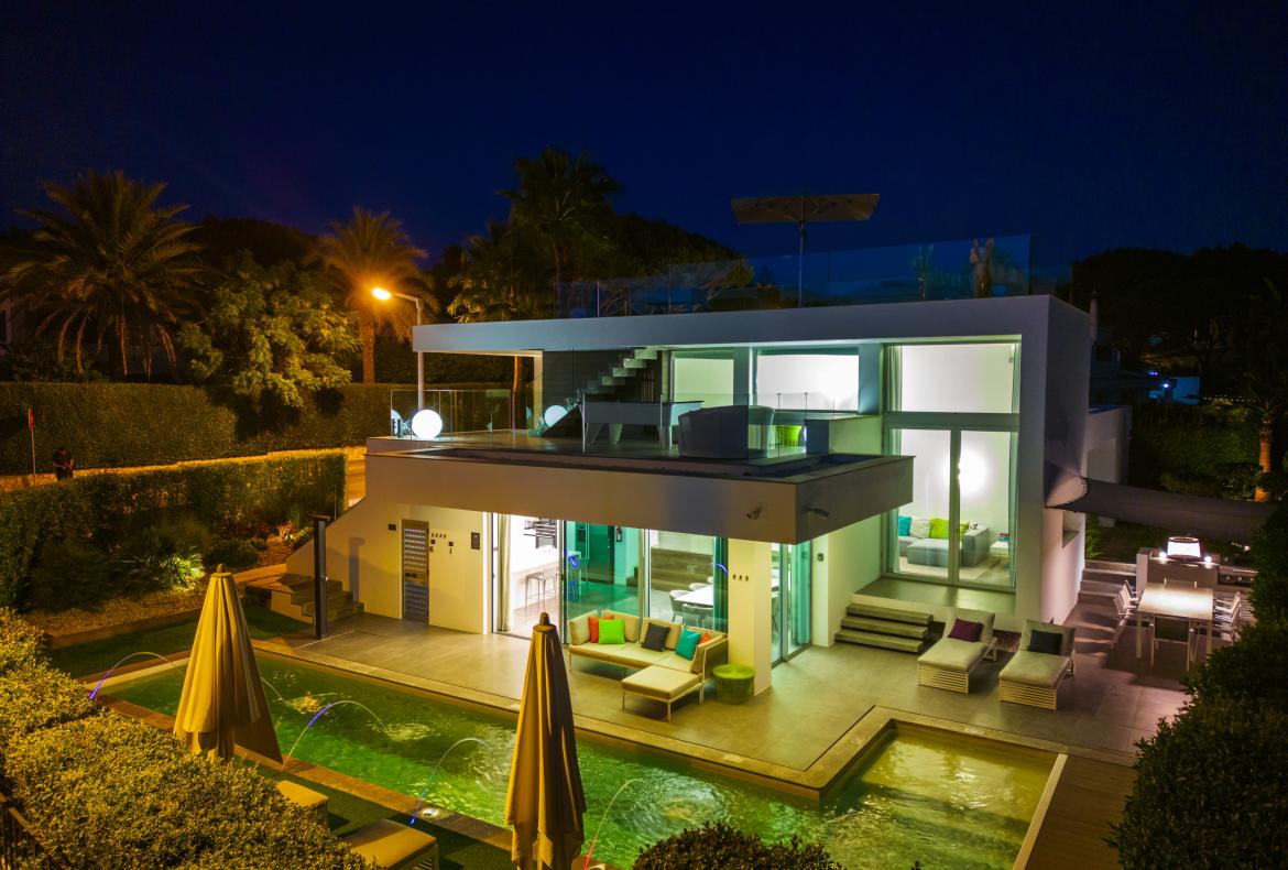 Luxury 4 bedroom holiday villa with private pool in Algarve Portugal (PV1855-2)