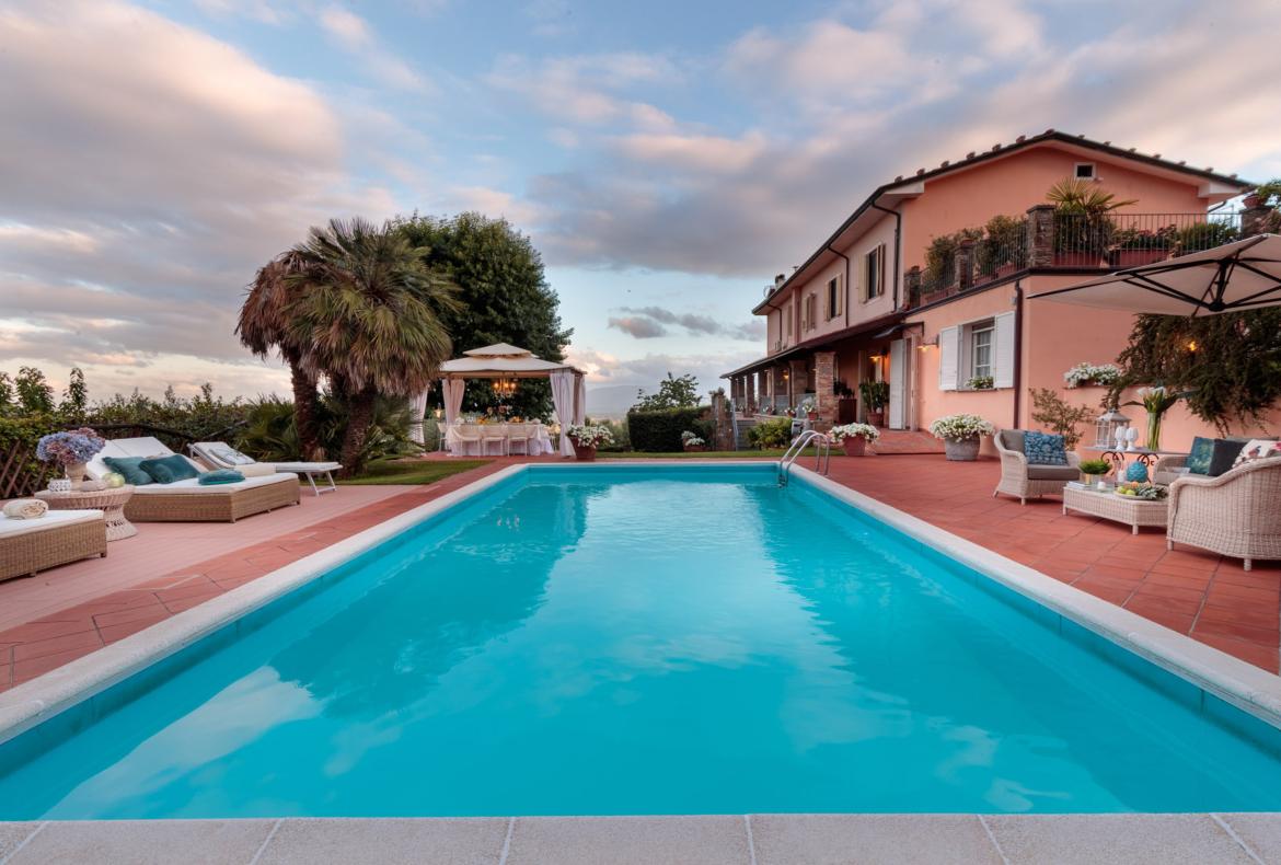 Luxury 4 bedroom holiday villa with private pool in Tuscany Italy (PV1869-2)