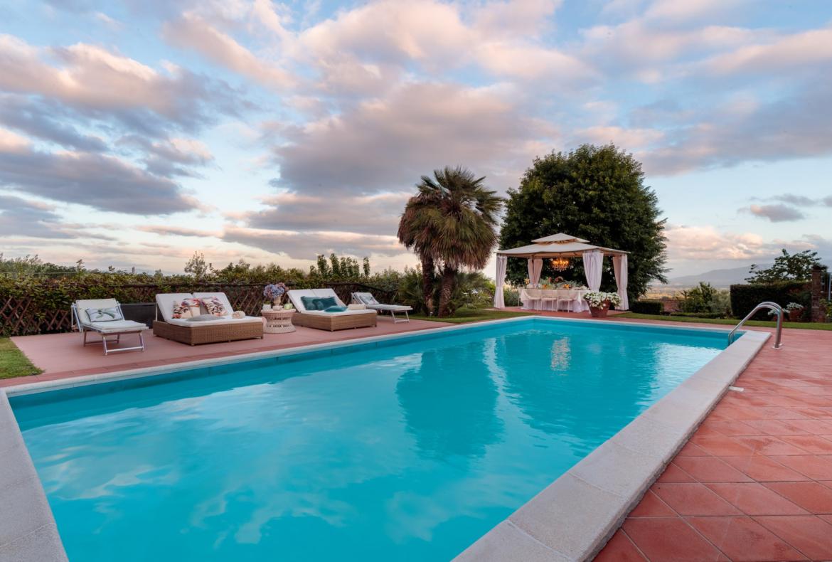 Luxury 4 bedroom holiday villa with private pool in Tuscany Italy (PV1869-2)