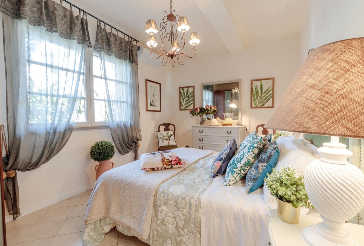 Luxury 4 bedroom holiday villa with private pool in Tuscany Italy (PV1869-2)