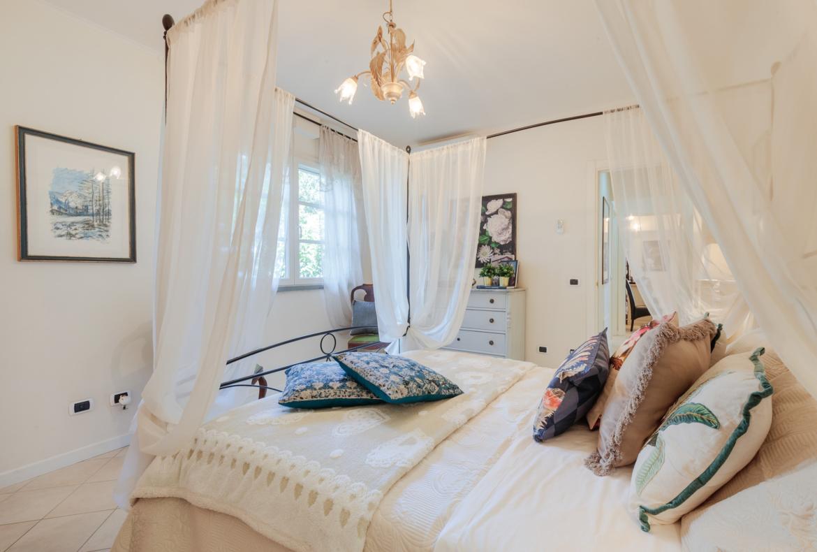 Luxury 4 bedroom holiday villa with private pool in Tuscany Italy (PV1869-2)