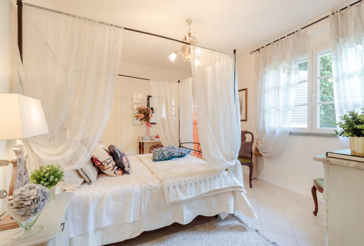 Luxury 4 bedroom holiday villa with private pool in Tuscany Italy (PV1869-2)