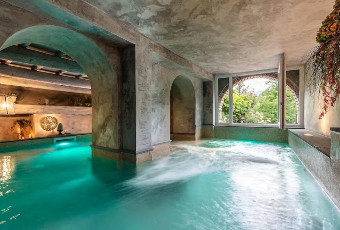 Luxury 7 bedroom holiday villa with private pool in Tuscany Italy (PV1534-2)