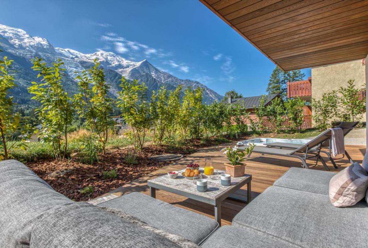 Contemporary Alpine Retreat with Panoramic Mont Blanc Views & Outdoor Jacuzzi (CHAMX101GN)