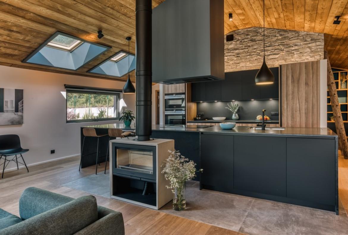 Contemporary Alpine Retreat with Panoramic Mont Blanc Views & Outdoor Jacuzzi (CHAMX101GN)