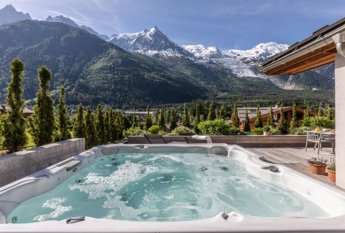 Modern Mountain Escape in Chamonix with Outdoor Jacuzzi & Ski Access (CHAMX103GN)