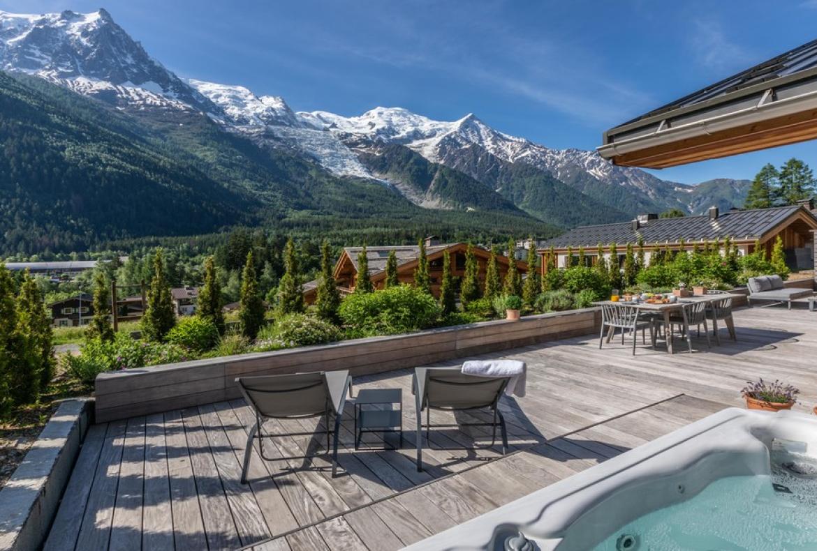 Modern Mountain Escape in Chamonix with Outdoor Jacuzzi & Ski Access (CHAMX103GN)