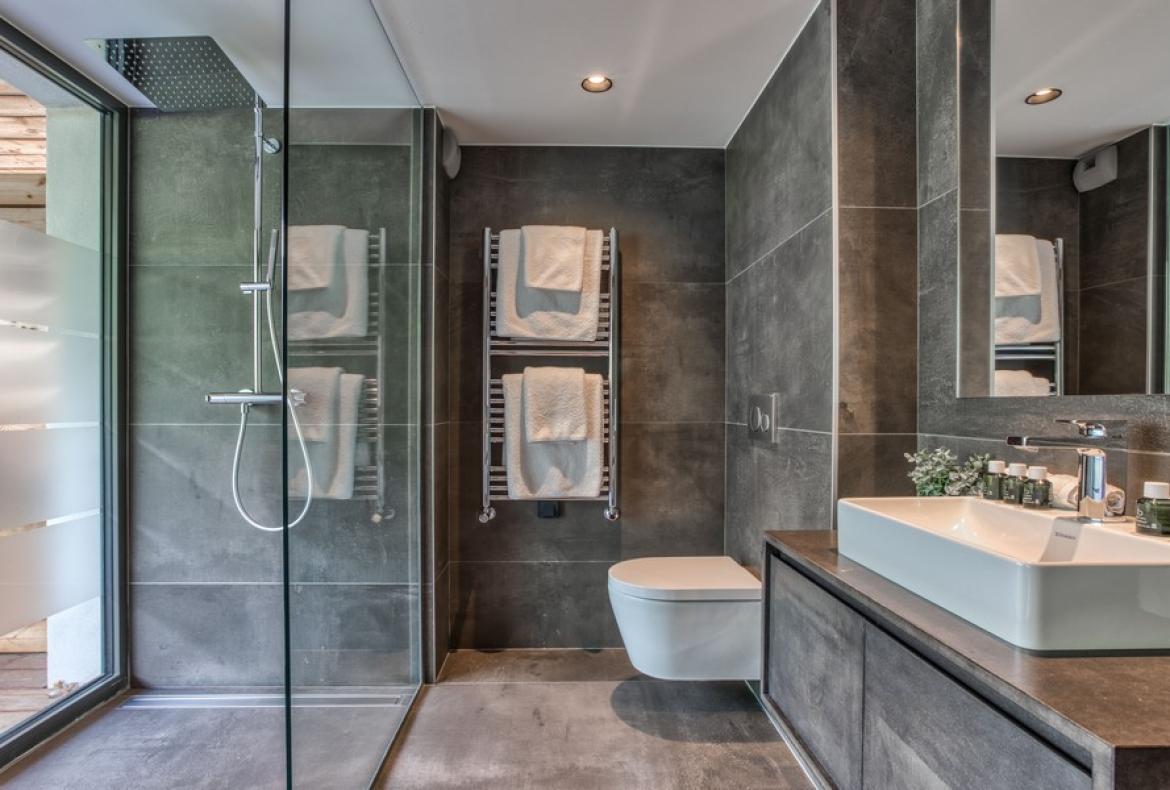 Modern Mountain Escape in Chamonix with Outdoor Jacuzzi & Ski Access (CHAMX103GN)