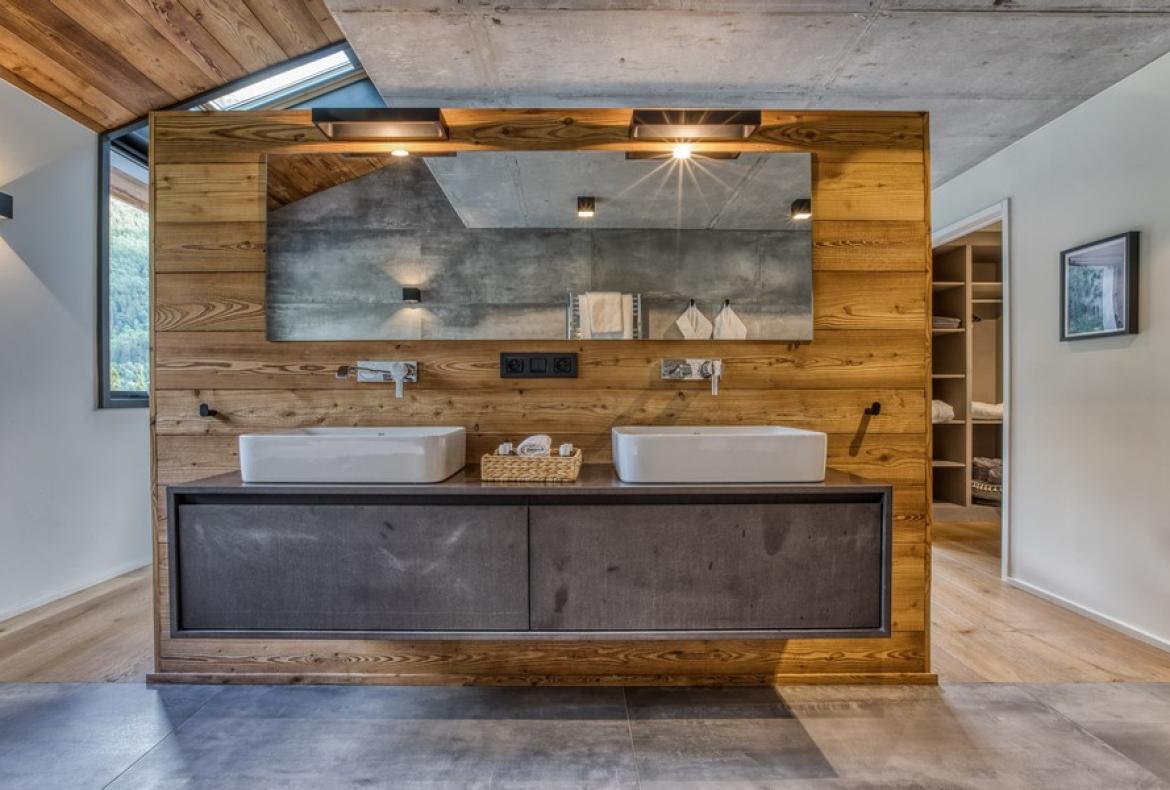 Modern Mountain Escape in Chamonix with Outdoor Jacuzzi & Ski Access (CHAMX103GN)