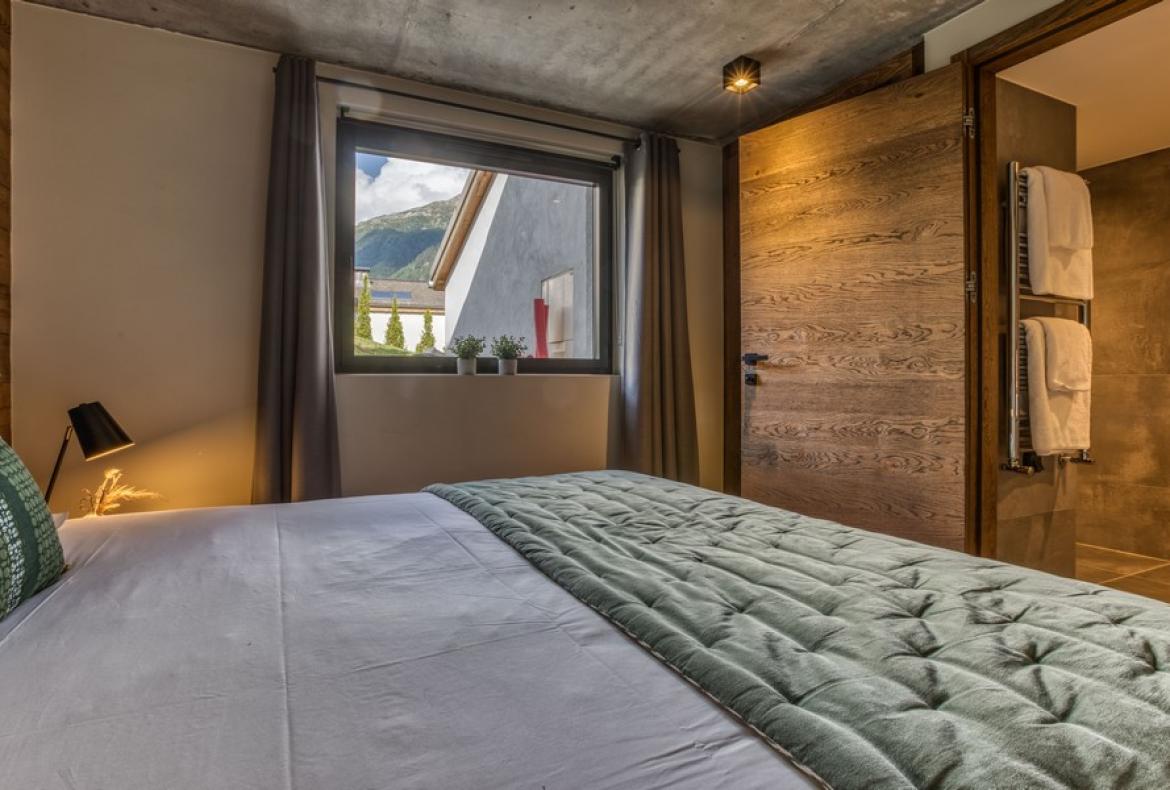 Modern Mountain Escape in Chamonix with Outdoor Jacuzzi & Ski Access (CHAMX103GN)