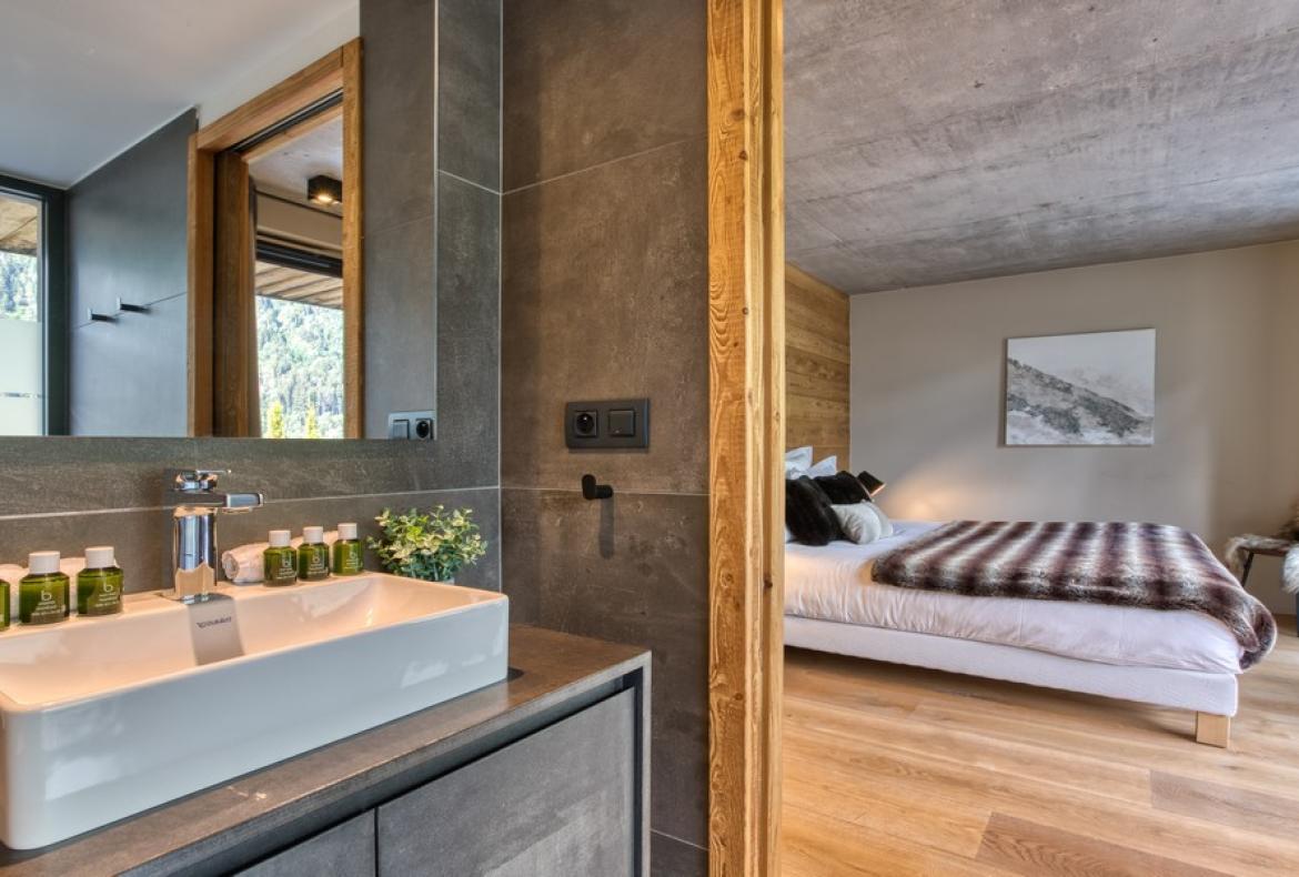 Modern Mountain Escape in Chamonix with Outdoor Jacuzzi & Ski Access (CHAMX103GN)