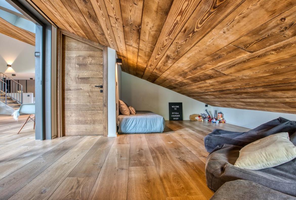 Modern Mountain Escape in Chamonix with Outdoor Jacuzzi & Ski Access (CHAMX103GN)