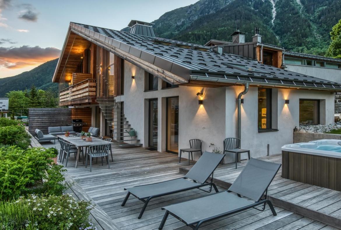 Modern Mountain Escape in Chamonix with Outdoor Jacuzzi & Ski Access (CHAMX103GN)