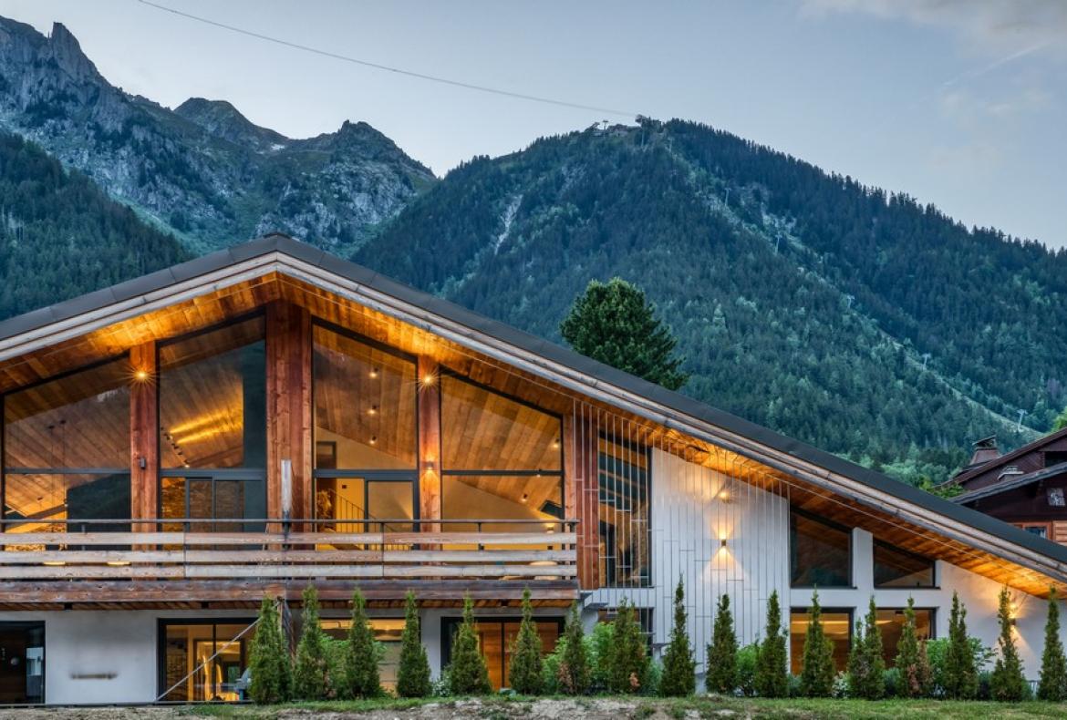 Modern Mountain Escape in Chamonix with Outdoor Jacuzzi & Ski Access (CHAMX103GN)