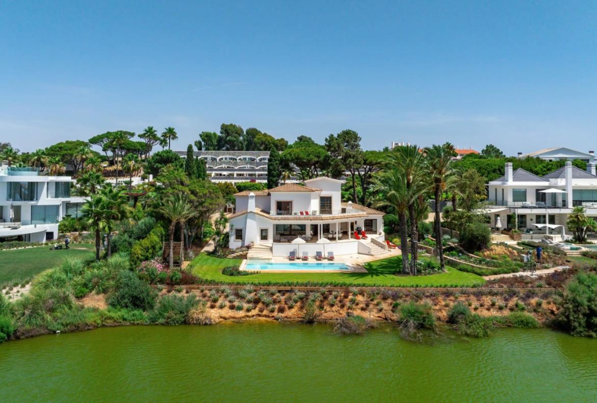 Luxury 4 bedroom holiday villa with private pool in Algarve Portugal (PV3008)