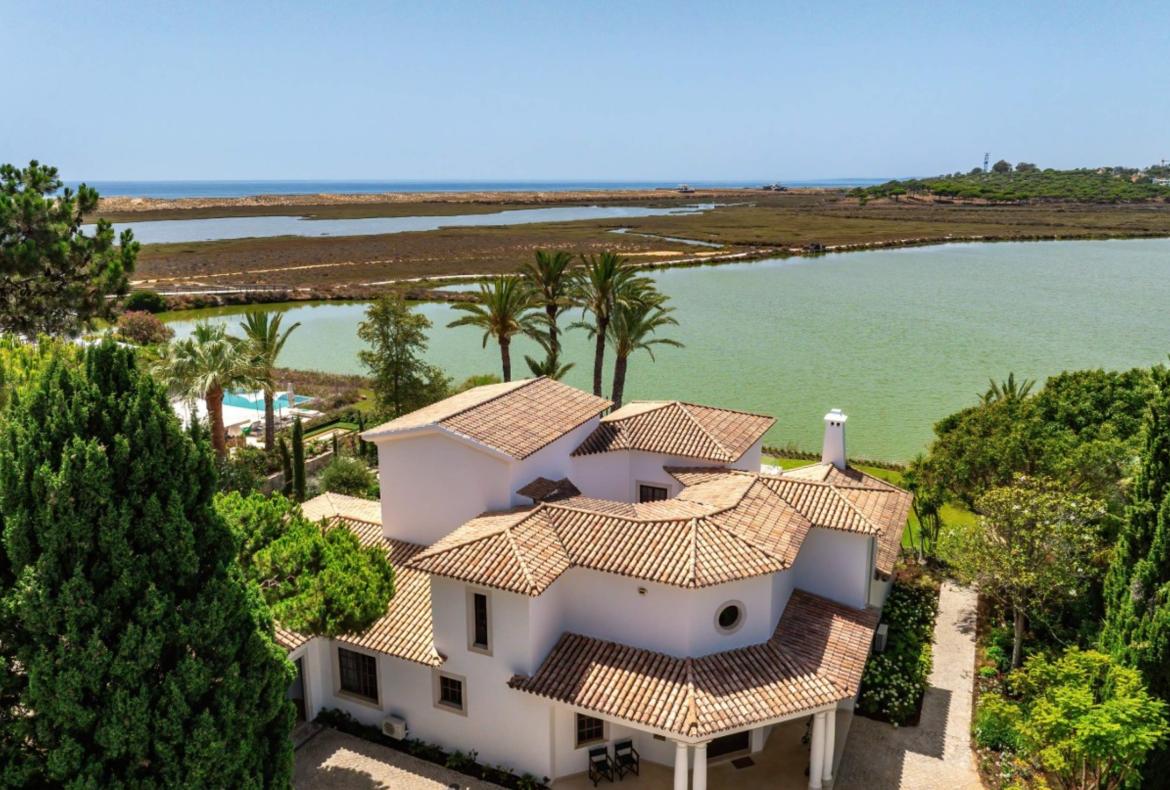 Luxury 4 bedroom holiday villa with private pool in Algarve Portugal (PV3008)