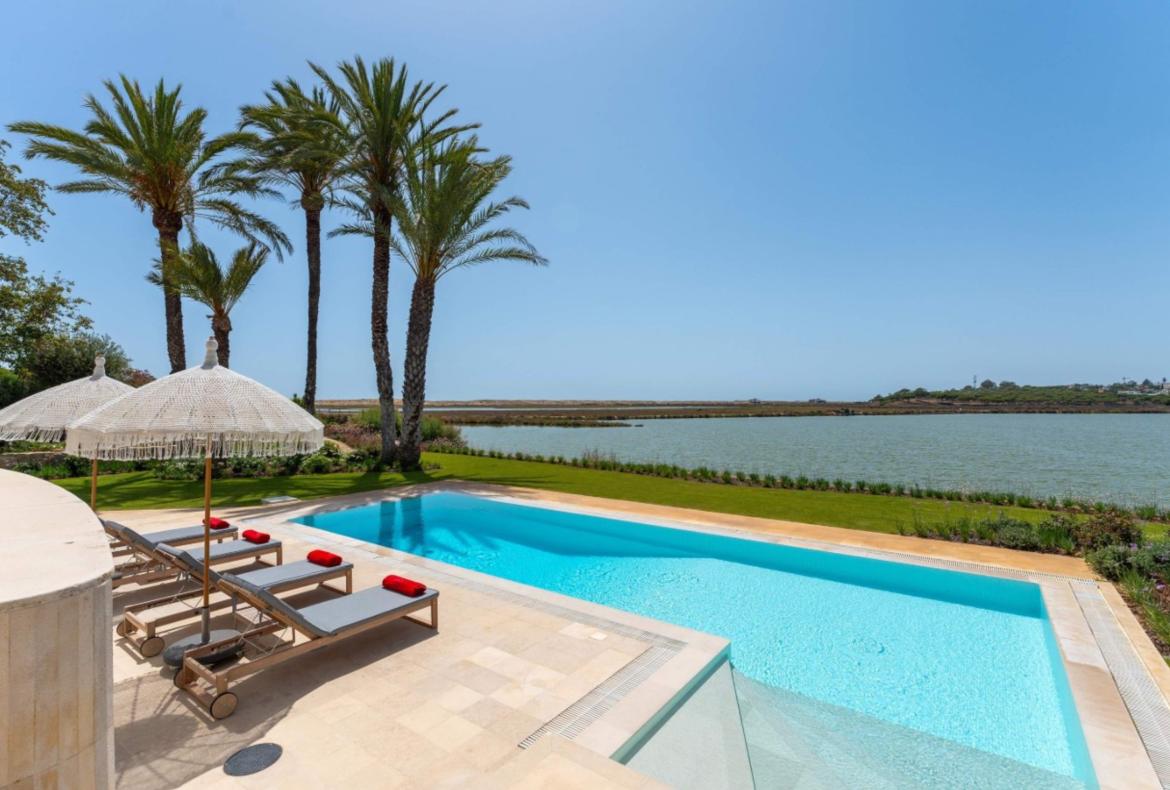Luxury 4 bedroom holiday villa with private pool in Algarve Portugal (PV3008)