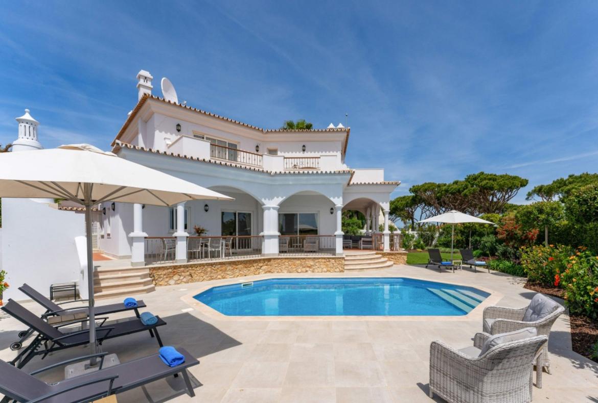 Luxury 3 bedroom holiday villa with private pool in Algarve Portugal (PV3010)