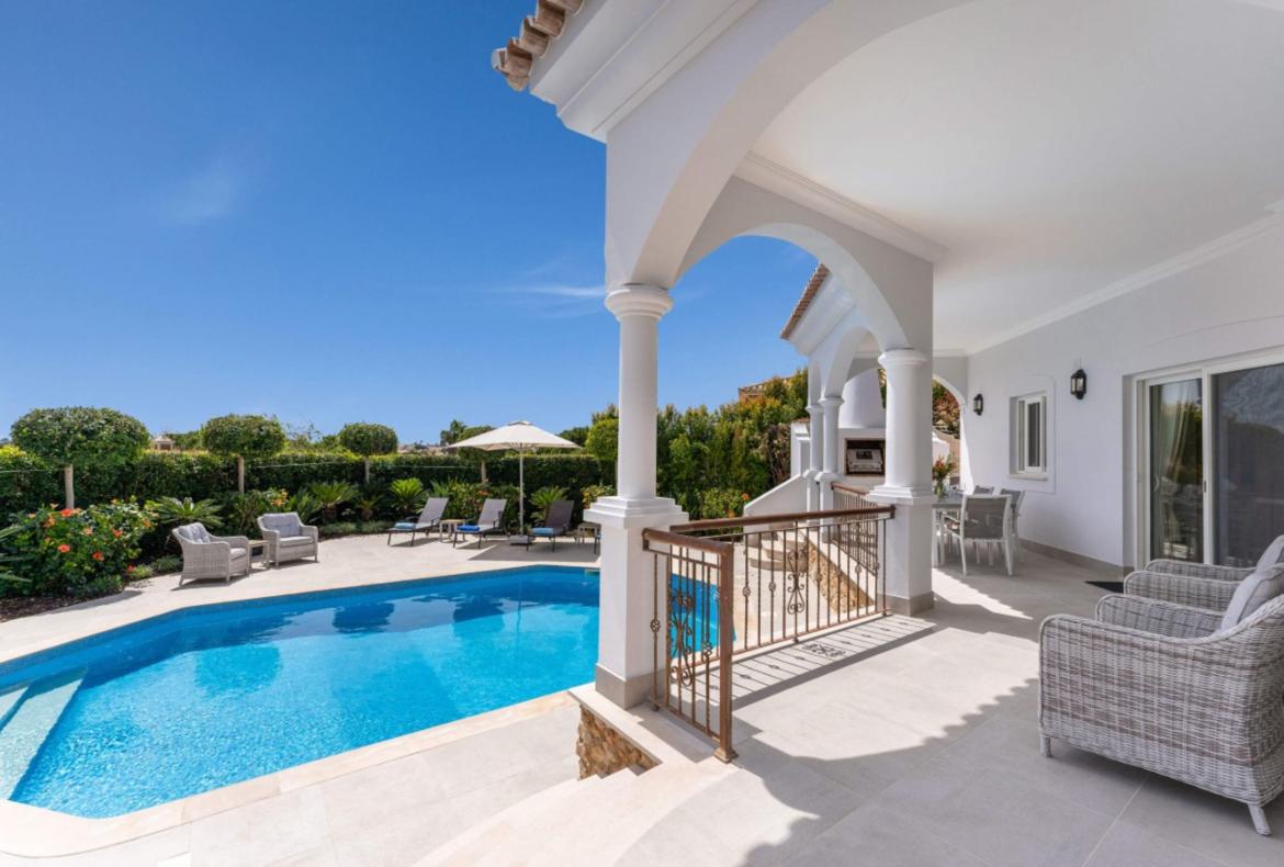 Luxury 3 bedroom holiday villa with private pool in Algarve Portugal (PV3010)