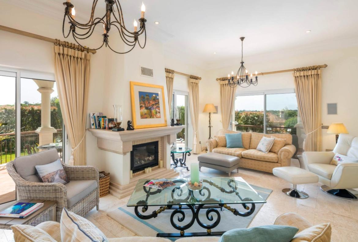 Luxury 3 bedroom holiday villa with private pool in Algarve Portugal (PV3010)