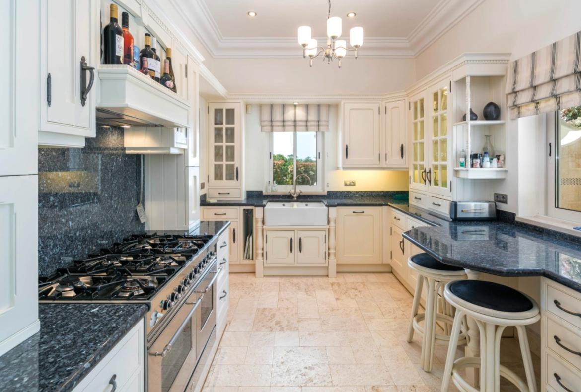 Luxury 3 bedroom holiday villa with private pool in Algarve Portugal (PV3010)