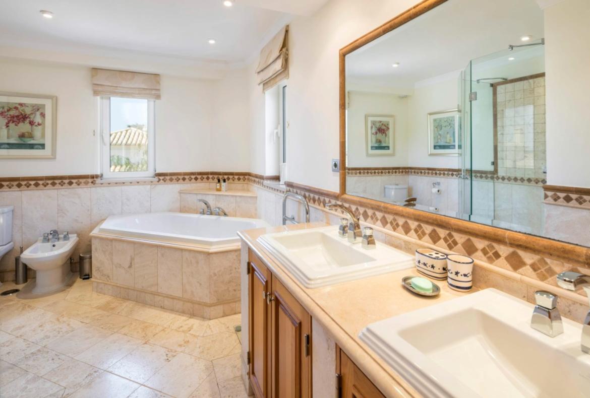 Luxury 3 bedroom holiday villa with private pool in Algarve Portugal (PV3010)