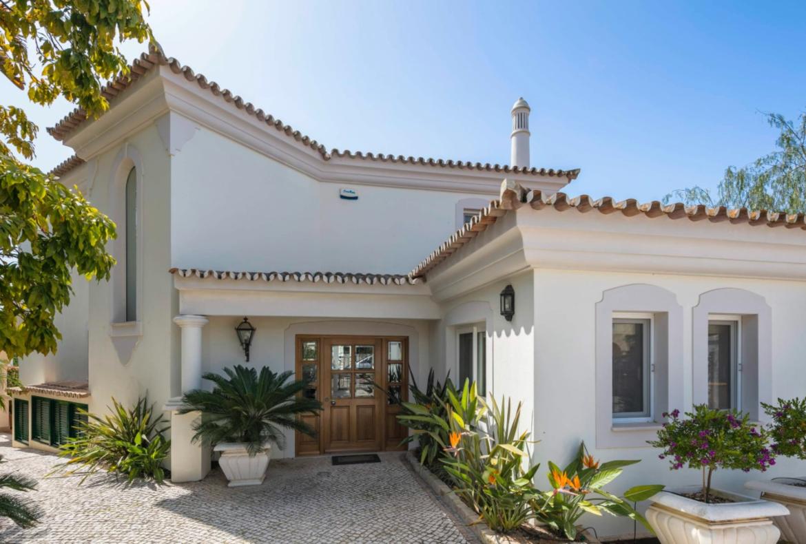 Luxury 3 bedroom holiday villa with private pool in Algarve Portugal (PV3010)