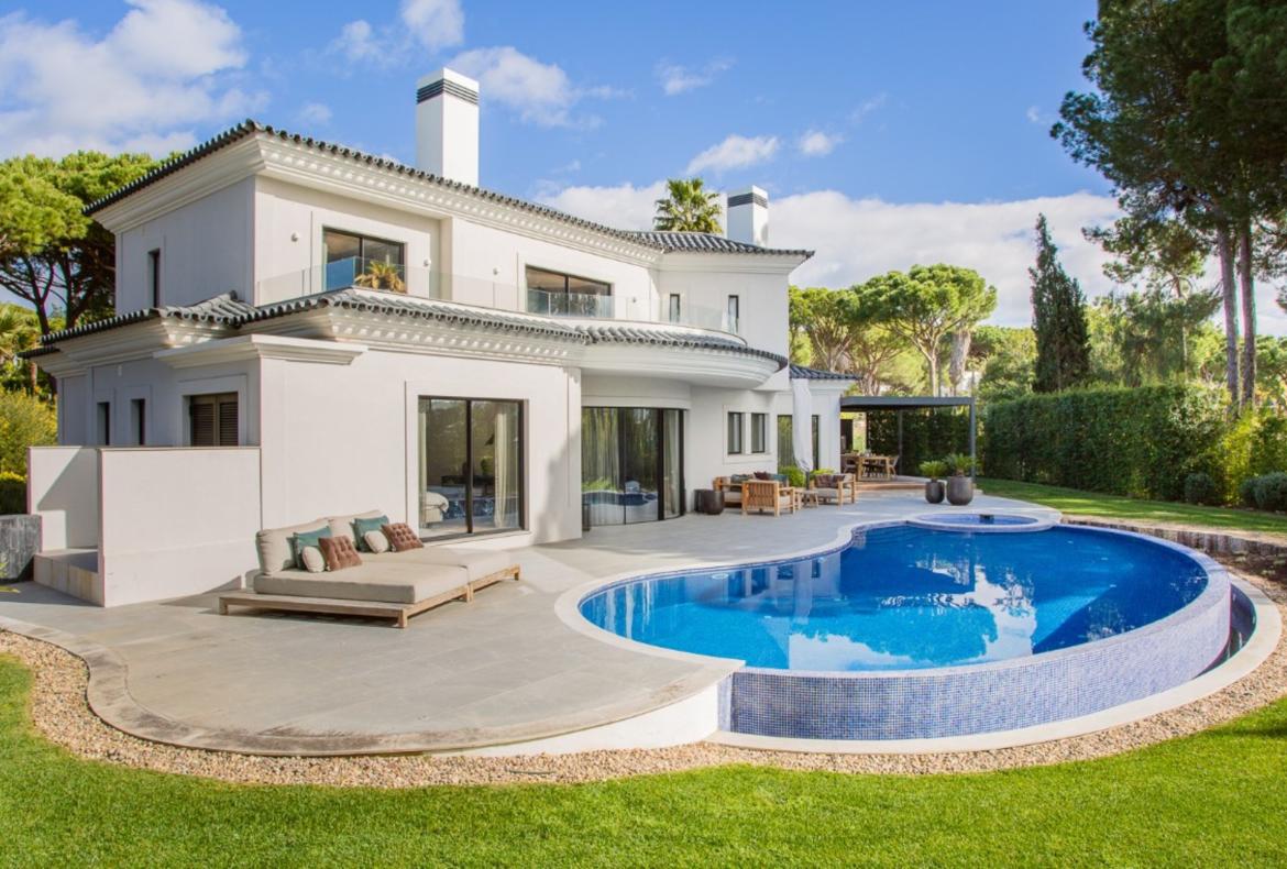 Luxury 5 bedroom holiday villa with private pool in Algarve Portugal (PV3011)
