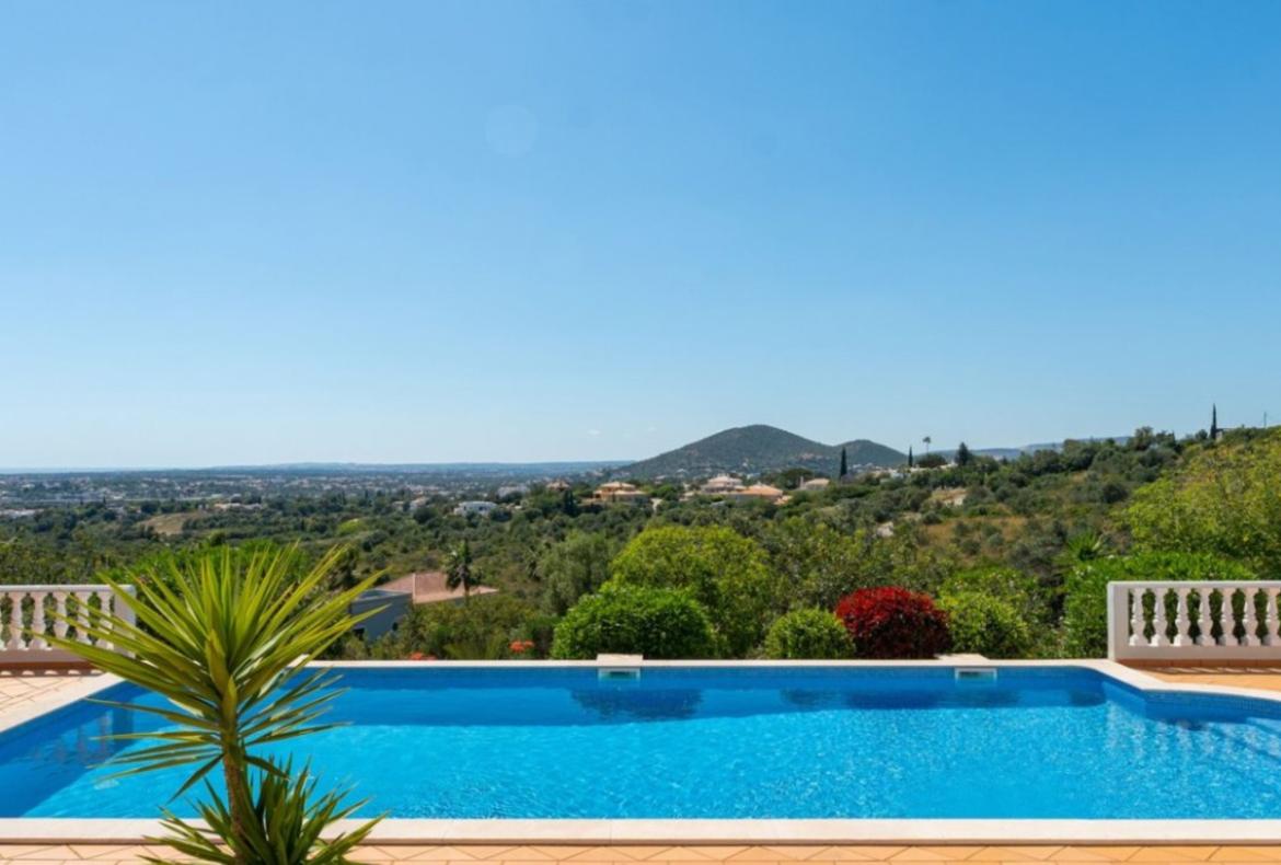 Luxury 5 bedroom holiday villa with private pool in Algarve Portugal (PV3009)