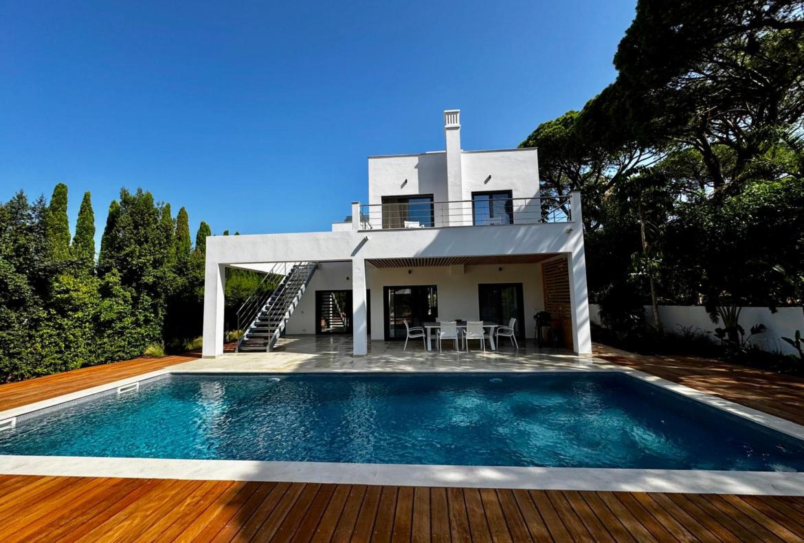 Luxury 4 bedroom holiday villa with private pool in Algarve Portugal (PV3014)