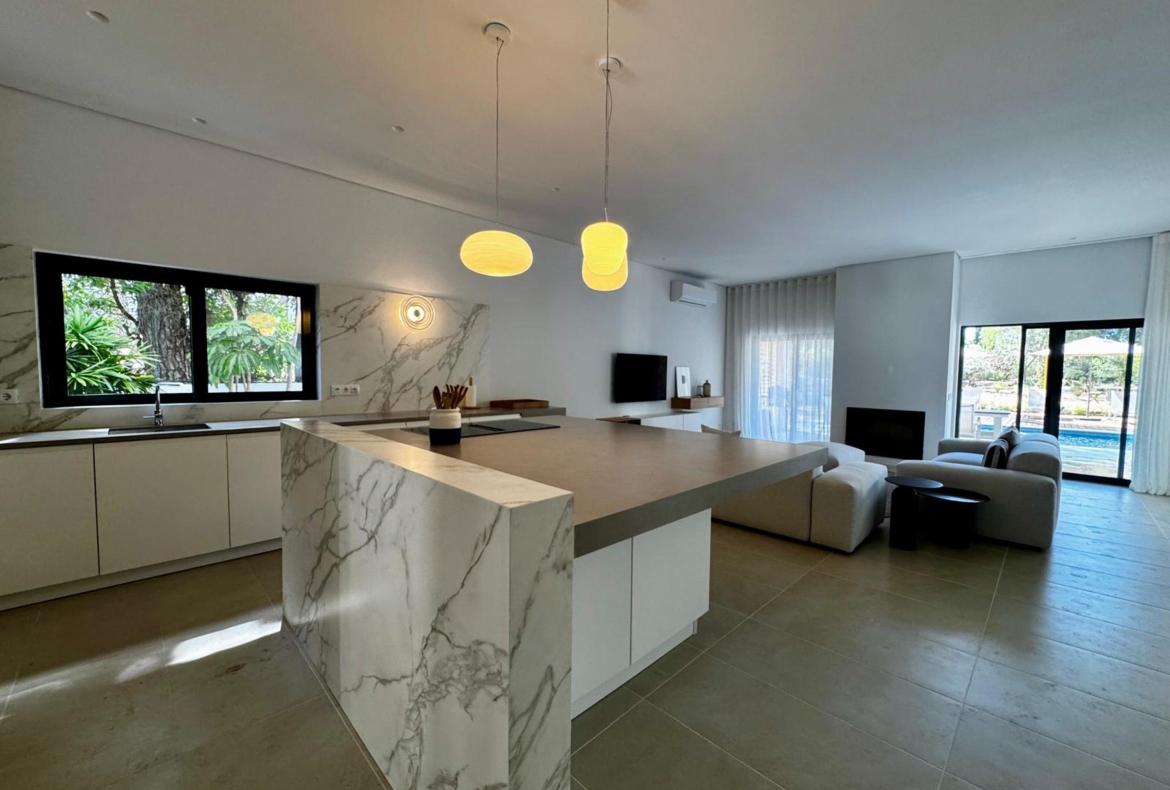 Luxury 4 bedroom holiday villa with private pool in Algarve Portugal (PV3014)