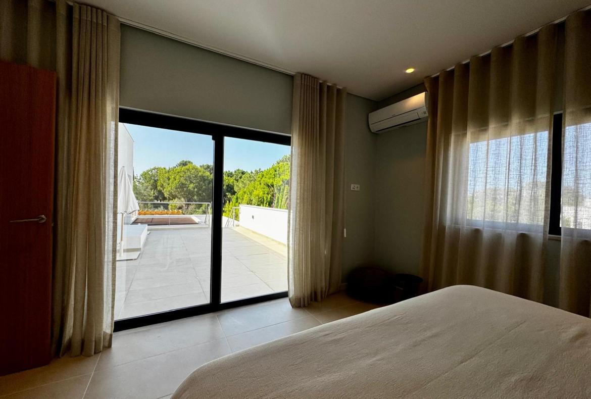 Luxury 4 bedroom holiday villa with private pool in Algarve Portugal (PV3014)