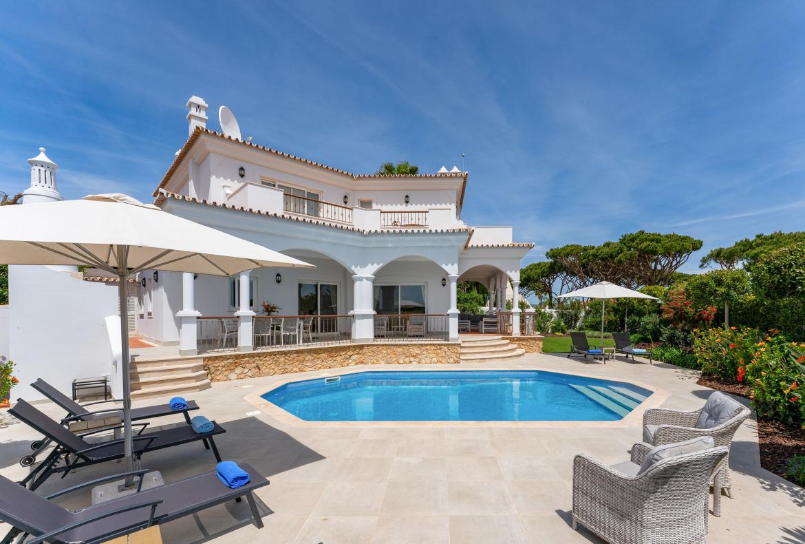 Luxury 3 bedroom holiday villa with private pool in Algarve Portugal (PV3010)