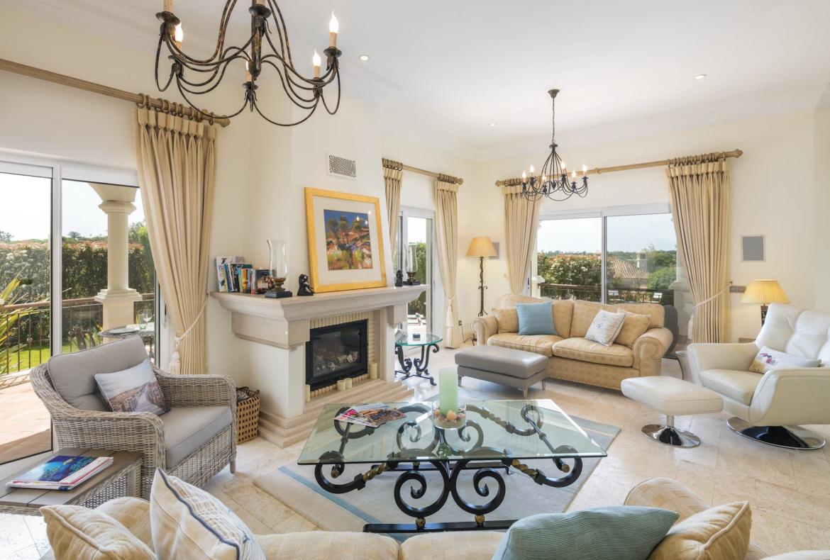 Luxury 3 bedroom holiday villa with private pool in Algarve Portugal (PV3010)