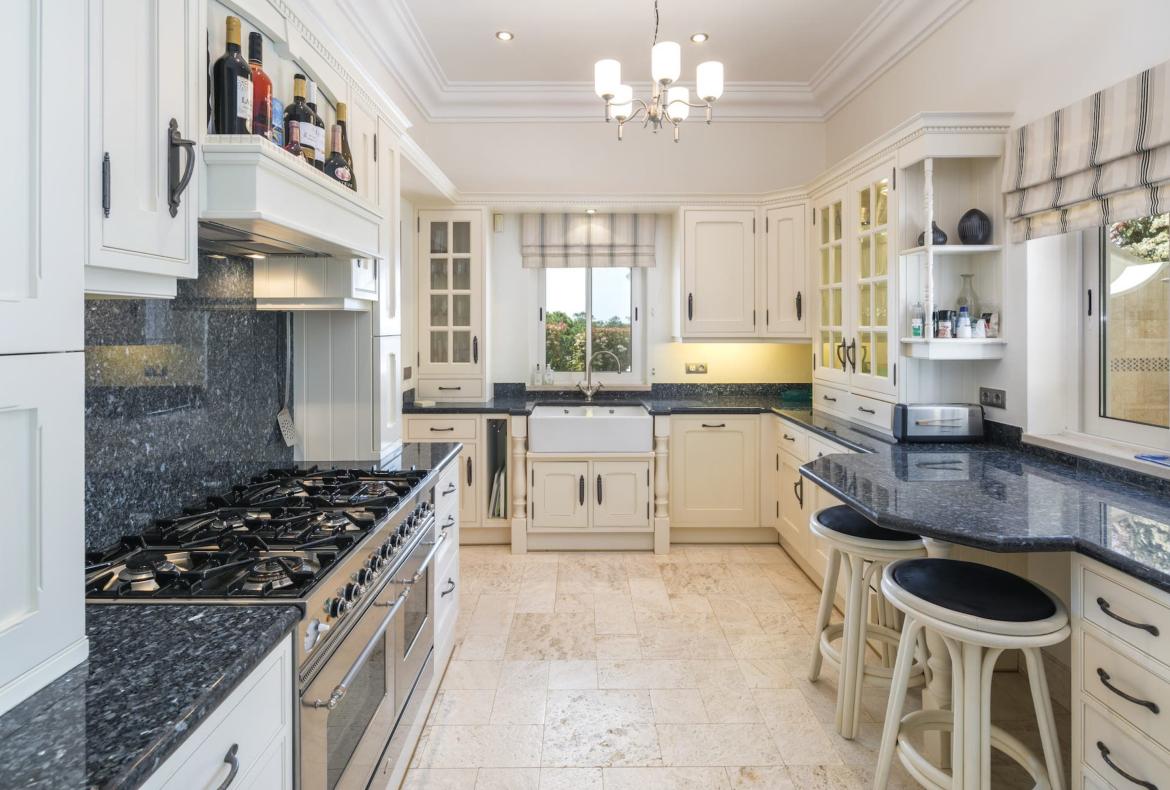 Luxury 3 bedroom holiday villa with private pool in Algarve Portugal (PV3010)