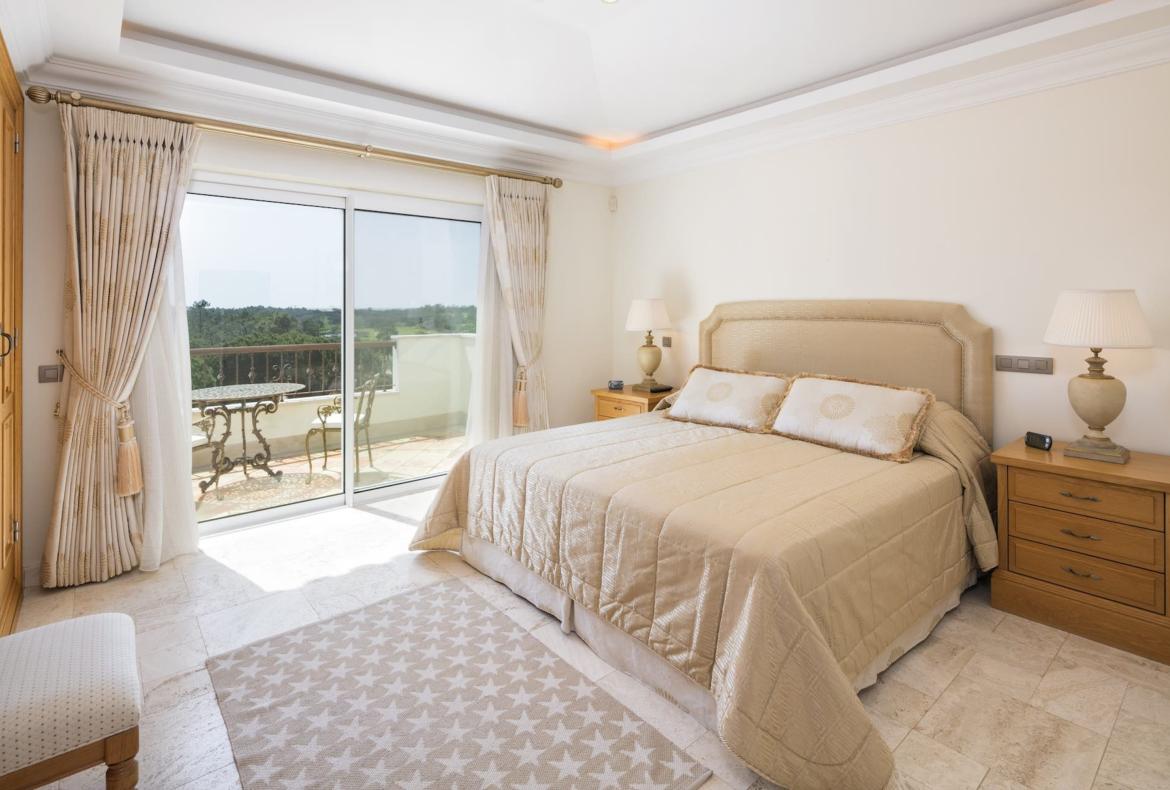 Luxury 3 bedroom holiday villa with private pool in Algarve Portugal (PV3010)