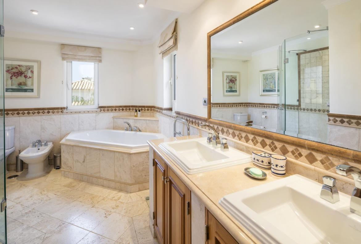 Luxury 3 bedroom holiday villa with private pool in Algarve Portugal (PV3010)