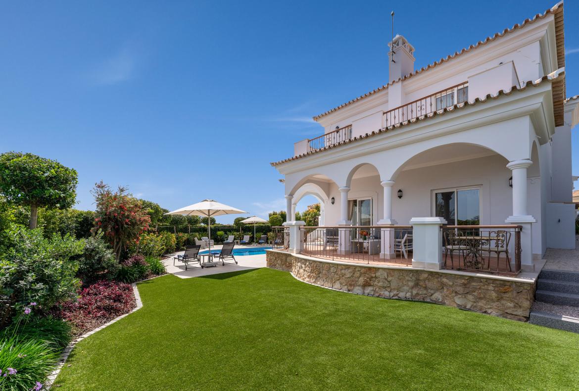 Luxury 3 bedroom holiday villa with private pool in Algarve Portugal (PV3010)
